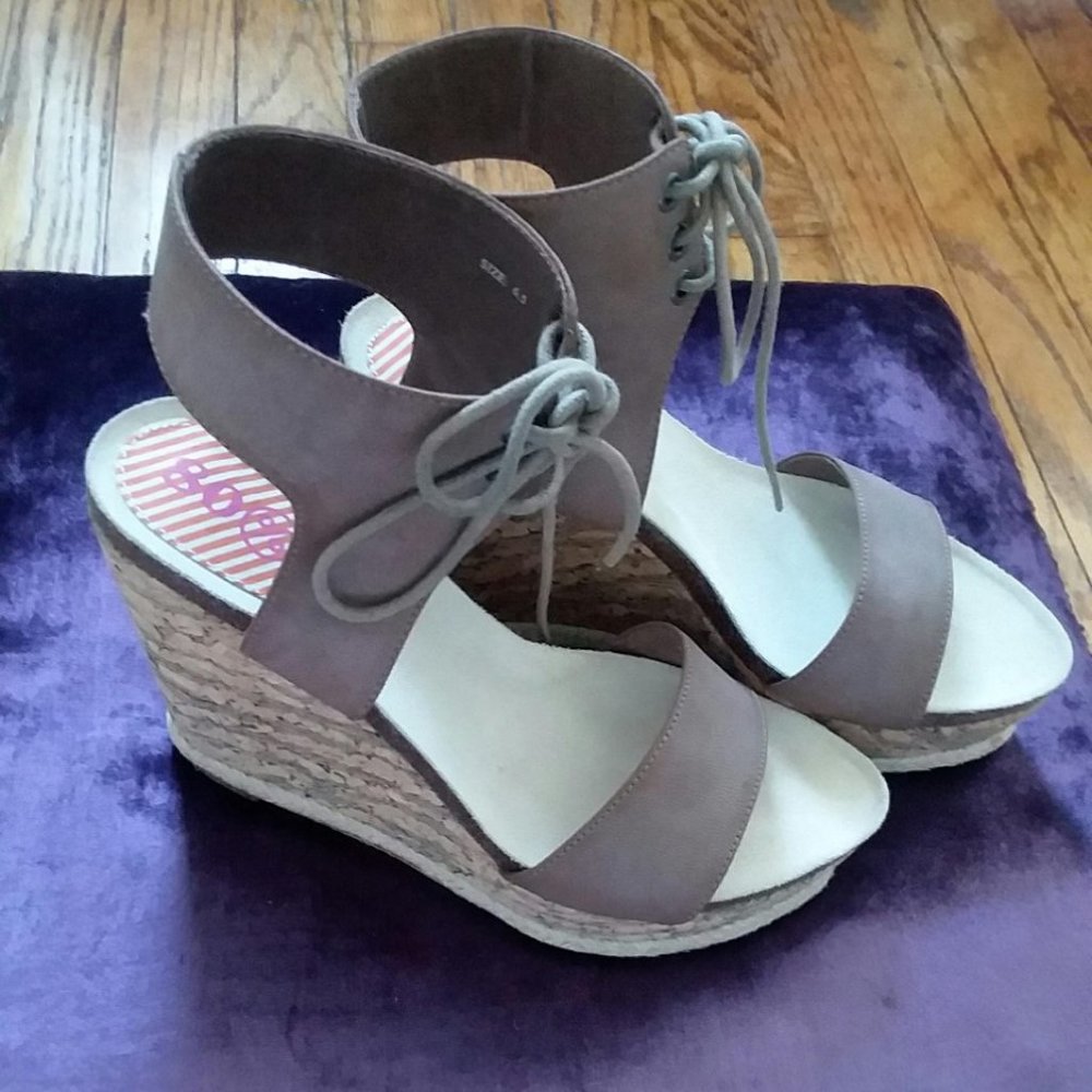 Super cute! 80%20 brown leather wedge sandals